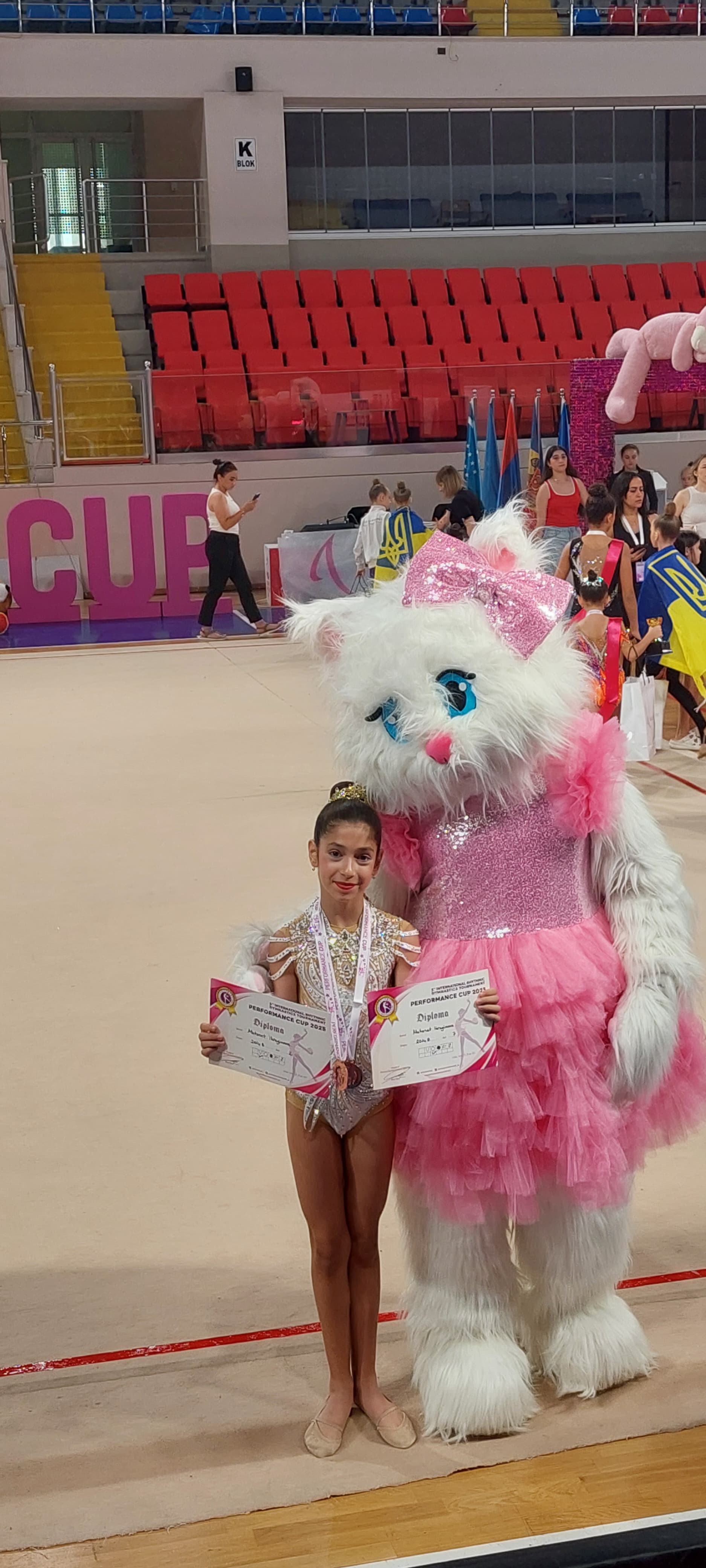 10 yaşlı gimnastın vətənpərvərlik nümayişi: Mətanət “Sarı Gəlin”ə sahib çıxdı (FOTO)