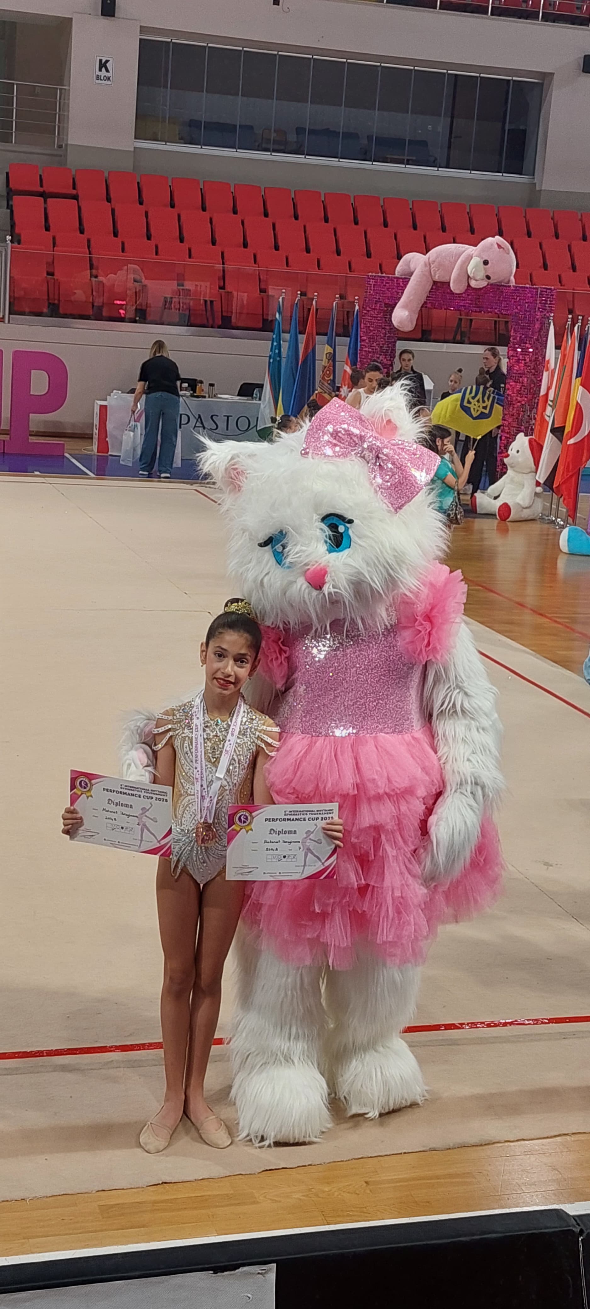 10 yaşlı gimnastın vətənpərvərlik nümayişi: Mətanət “Sarı Gəlin”ə sahib çıxdı (FOTO)