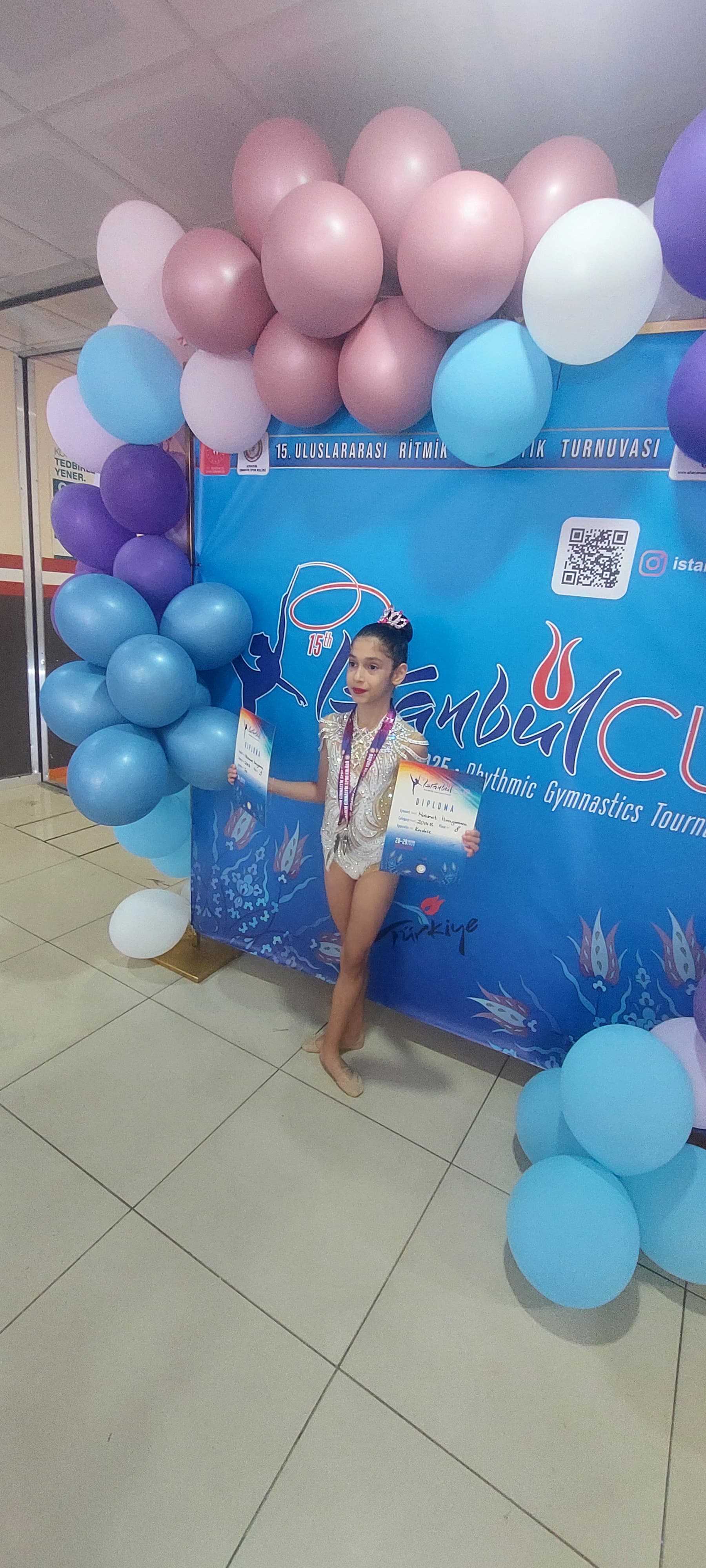 10 yaşlı gimnastın vətənpərvərlik nümayişi: Mətanət “Sarı Gəlin”ə sahib çıxdı (FOTO)