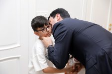 Elnur Rzayev doğum günlərini qeyd edən şəhid övladları ilə görüşüb
