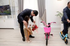 Elnur Rzayev doğum günlərini qeyd edən şəhid övladları ilə görüşüb