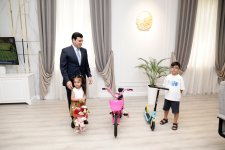 Elnur Rzayev doğum günlərini qeyd edən şəhid övladları ilə görüşüb