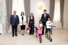 Elnur Rzayev doğum günlərini qeyd edən şəhid övladları ilə görüşüb