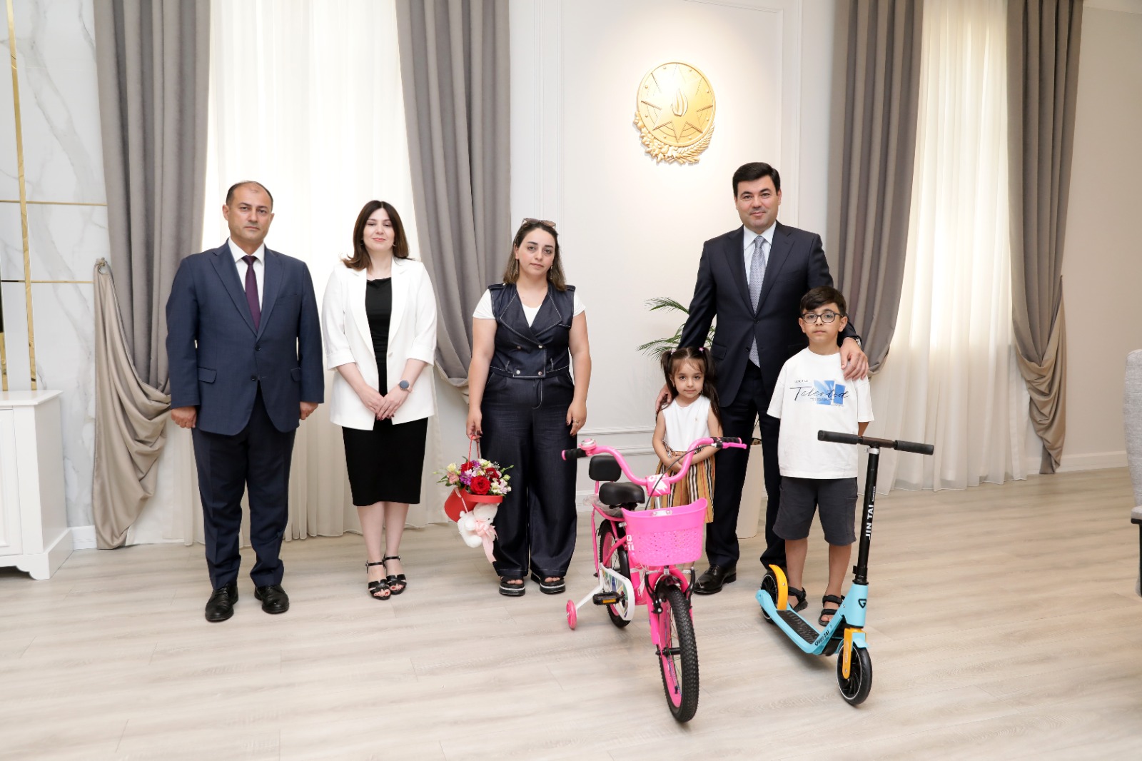 Elnur Rzayev doğum günlərini qeyd edən şəhid övladları ilə görüşüb