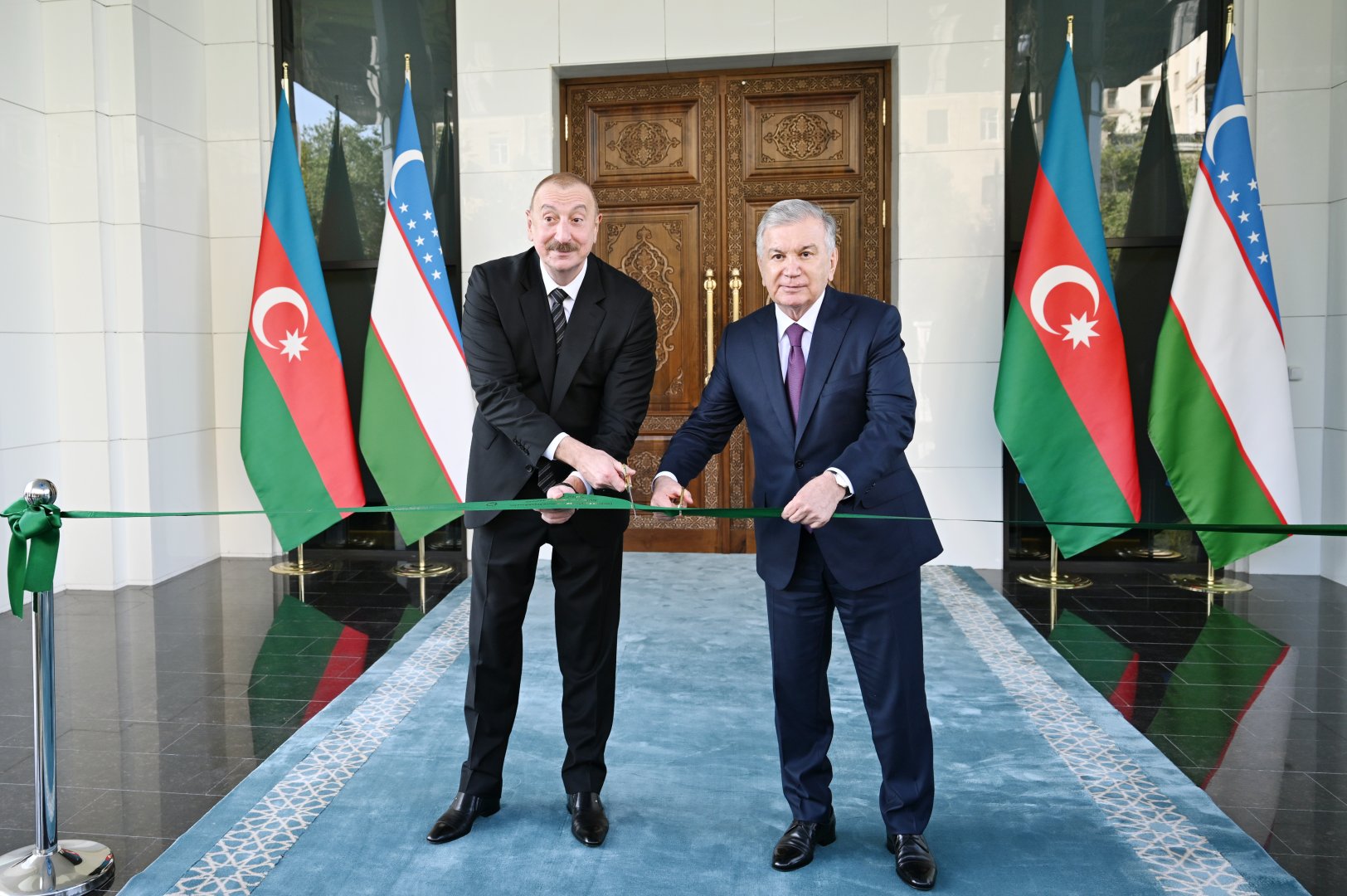 Prezidentlər İlham Əliyev və Şavkat Mirziyoyev Özbəkistanın Azərbaycandakı səfirliyinin yeni binasının açılışında iştirak ediblər (YENİLƏNİB) (FOTO/VİDEO)