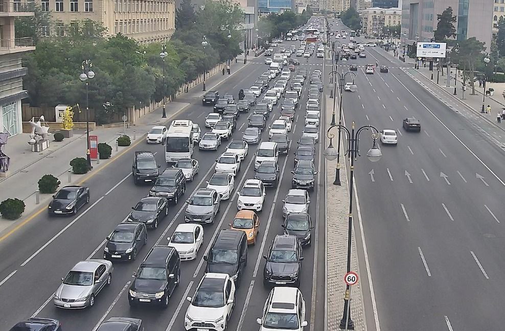 Sürücülərin NƏZƏRİNƏ: Bakıda bu yollarda sıxlıq var - SİYAHI (FOTO)
