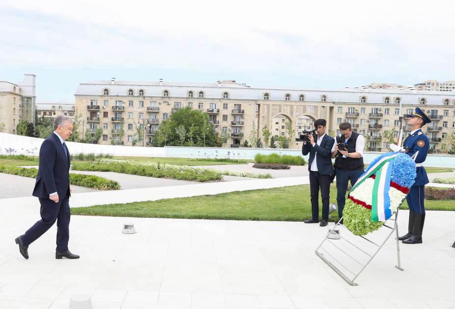 Özbəkistan Prezidenti Şavkat Mirziyoyev Bakıda Zəfər parkını ziyarət edib (FOTO)