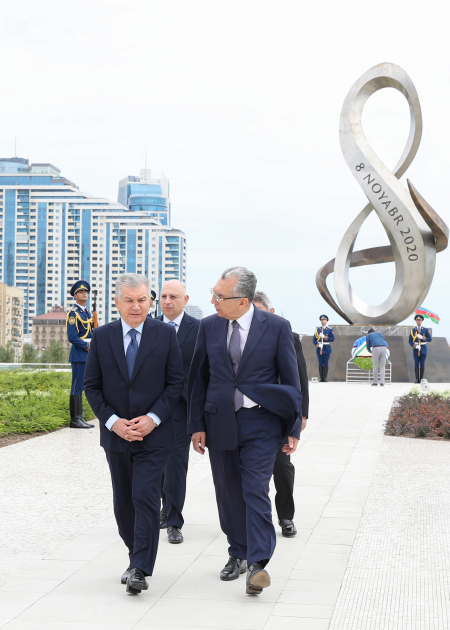 Özbəkistan Prezidenti Şavkat Mirziyoyev Bakıda Zəfər parkını ziyarət edib (FOTO)