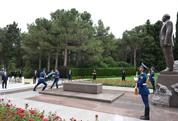 Özbəkistan Prezidenti Fəxri xiyabanda Ulu Öndər Heydər Əliyevin xatirəsini anıb (FOTO)