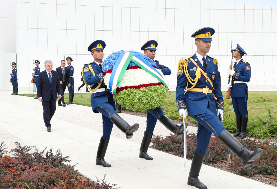 Özbəkistan Prezidenti Şavkat Mirziyoyev Bakıda Zəfər parkını ziyarət edib (FOTO)
