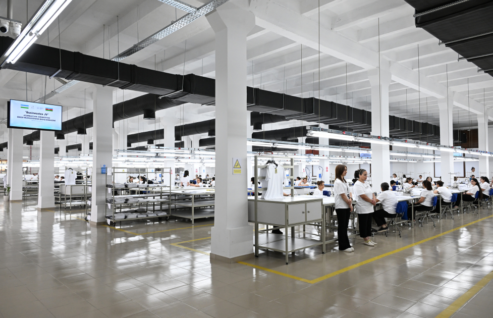Prezident İlham Əliyev və Prezident Şavkat Mirziyoyev Xankəndidəki “Businesstex JV” tikiş fabrikinin fəaliyyəti ilə tanış olublar (FOTO)