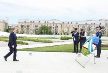 Özbəkistan Prezidenti Şavkat Mirziyoyev Bakıda Zəfər parkını ziyarət edib (FOTO)