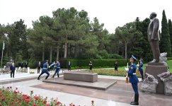 Özbəkistan Prezidenti Fəxri xiyabanda Ulu Öndər Heydər Əliyevin xatirəsini anıb (FOTO)