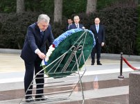 Özbəkistan Prezidenti Fəxri xiyabanda Ulu Öndər Heydər Əliyevin xatirəsini anıb (FOTO)