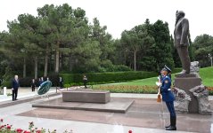 Özbəkistan Prezidenti Fəxri xiyabanda Ulu Öndər Heydər Əliyevin xatirəsini anıb (FOTO)