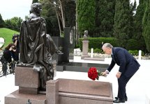 Özbəkistan Prezidenti Fəxri xiyabanda Ulu Öndər Heydər Əliyevin xatirəsini anıb (FOTO)