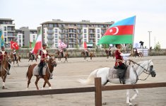Prezident İlham Əliyev və ECO-nun 17-ci Zirvə görüşünün iştirakçıları Ağdamdakı “İmarət” Kompleksində Qarabağ atlarının “Zəfər” şousunu izləyiblər (FOTO/VİDEO)