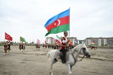 Prezident İlham Əliyev və ECO-nun 17-ci Zirvə görüşünün iştirakçıları Ağdamdakı “İmarət” Kompleksində Qarabağ atlarının “Zəfər” şousunu izləyiblər (FOTO/VİDEO)