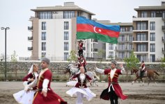 Prezident İlham Əliyev və ECO-nun 17-ci Zirvə görüşünün iştirakçıları Ağdamdakı “İmarət” Kompleksində Qarabağ atlarının “Zəfər” şousunu izləyiblər (FOTO/VİDEO)