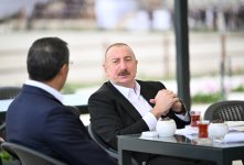 Prezident İlham Əliyev və ECO-nun 17-ci Zirvə görüşünün iştirakçıları Ağdamdakı “İmarət” Kompleksində Qarabağ atlarının “Zəfər” şousunu izləyiblər (FOTO/VİDEO)