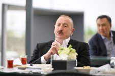 Prezident İlham Əliyev və ECO-nun 17-ci Zirvə görüşünün iştirakçıları Ağdamdakı “İmarət” Kompleksində Qarabağ atlarının “Zəfər” şousunu izləyiblər (FOTO/VİDEO)