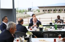 Prezident İlham Əliyev və ECO-nun 17-ci Zirvə görüşünün iştirakçıları Ağdamdakı “İmarət” Kompleksində Qarabağ atlarının “Zəfər” şousunu izləyiblər (FOTO/VİDEO)