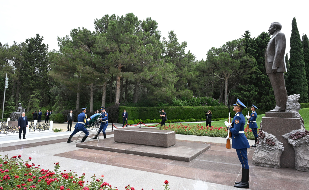 Özbəkistan Prezidenti Fəxri xiyabanda Ulu Öndər Heydər Əliyevin xatirəsini anıb (FOTO)