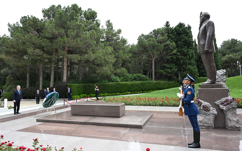 Özbəkistan Prezidenti Fəxri xiyabanda Ulu Öndər Heydər Əliyevin xatirəsini anıb (FOTO)