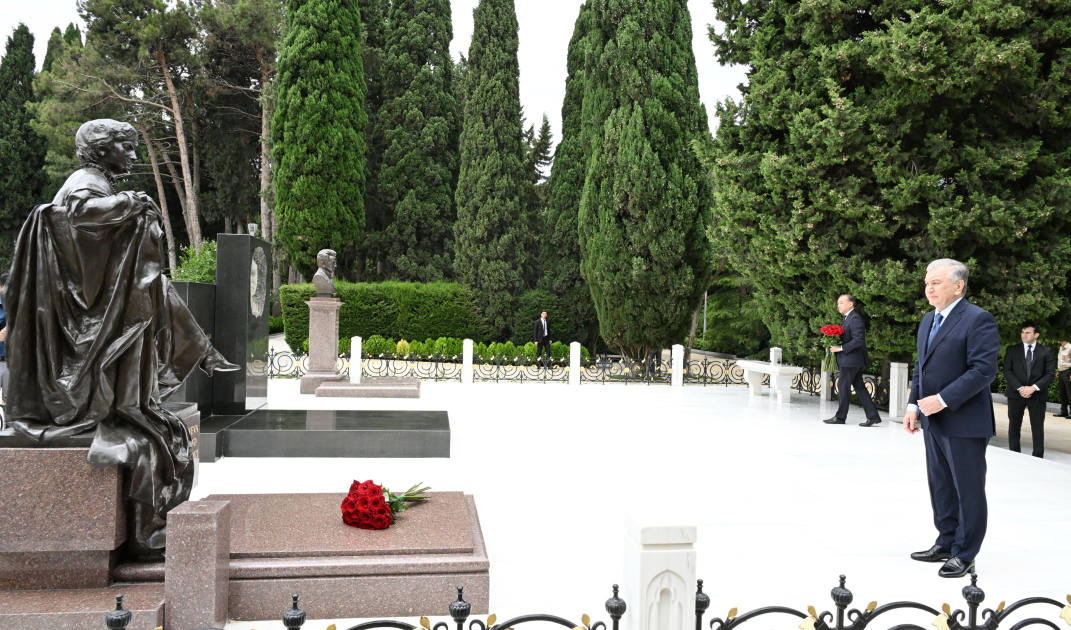 Özbəkistan Prezidenti Fəxri xiyabanda Ulu Öndər Heydər Əliyevin xatirəsini anıb (FOTO)