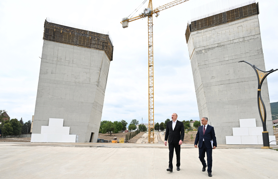 Prezident İlham Əliyev Xankəndidə Zəfər parkında görülən tikinti işləri ilə tanış olub (FOTO)