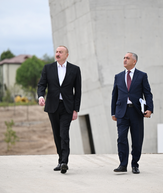 Prezident İlham Əliyev Xankəndidə Zəfər parkında görülən tikinti işləri ilə tanış olub (FOTO)