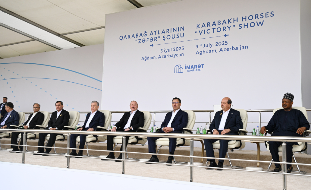Prezident İlham Əliyev və ECO-nun 17-ci Zirvə görüşünün iştirakçıları Ağdamdakı “İmarət” Kompleksində Qarabağ atlarının “Zəfər” şousunu izləyiblər (FOTO/VİDEO)