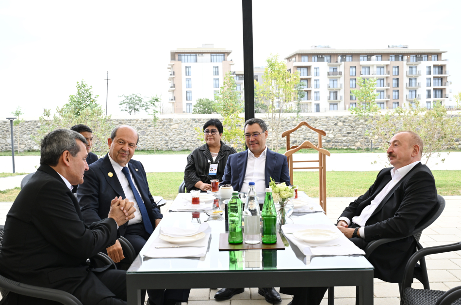 Prezident İlham Əliyev və ECO-nun 17-ci Zirvə görüşünün iştirakçıları Ağdamdakı “İmarət” Kompleksində Qarabağ atlarının “Zəfər” şousunu izləyiblər (FOTO/VİDEO)