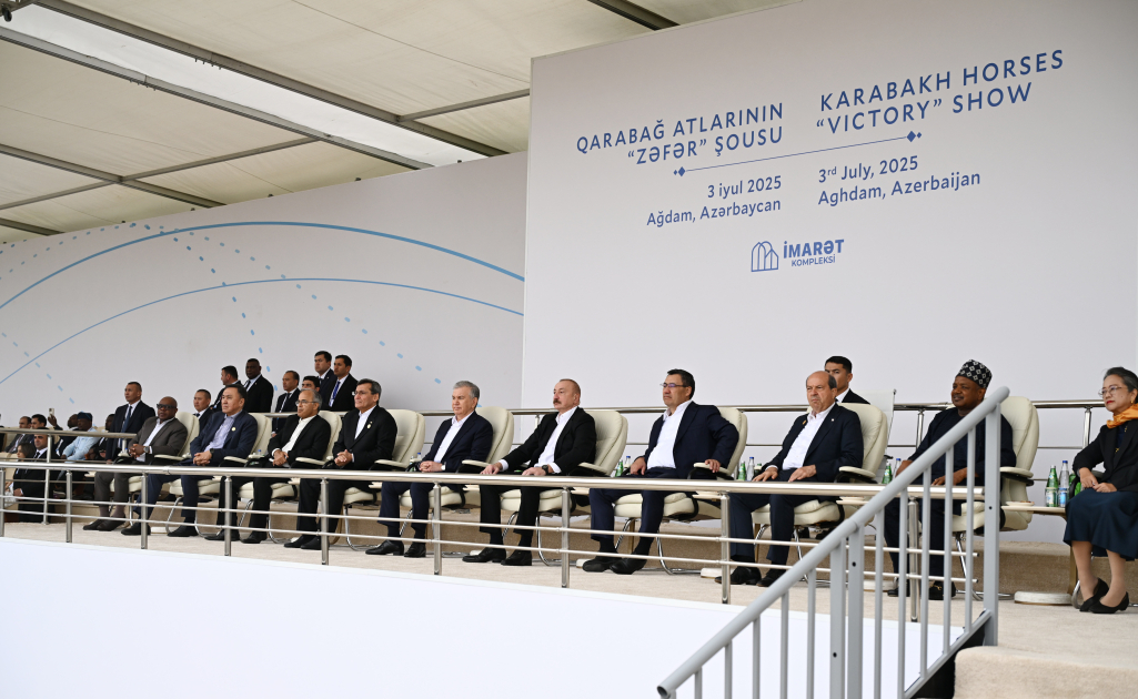 Prezident İlham Əliyev və ECO-nun 17-ci Zirvə görüşünün iştirakçıları Ağdamdakı “İmarət” Kompleksində Qarabağ atlarının “Zəfər” şousunu izləyiblər (FOTO/VİDEO)