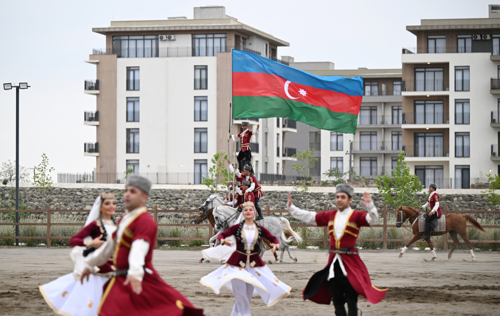Prezident İlham Əliyev və ECO-nun 17-ci Zirvə görüşünün iştirakçıları Ağdamdakı “İmarət” Kompleksində Qarabağ atlarının “Zəfər” şousunu izləyiblər (FOTO/VİDEO)