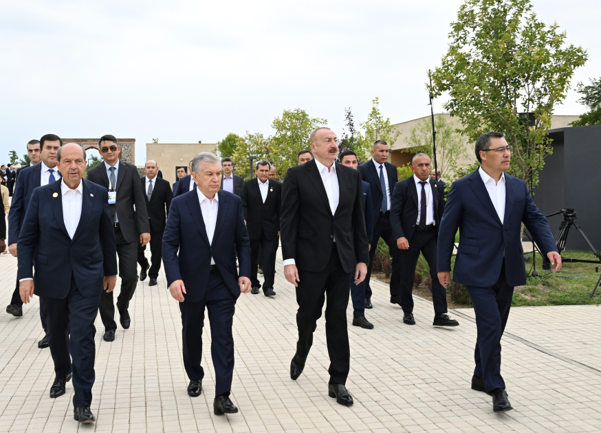 Prezident İlham Əliyev və ECO-nun 17-ci Zirvə görüşünün iştirakçıları Ağdamdakı “İmarət” Kompleksində Qarabağ atlarının “Zəfər” şousunu izləyiblər (FOTO/VİDEO)