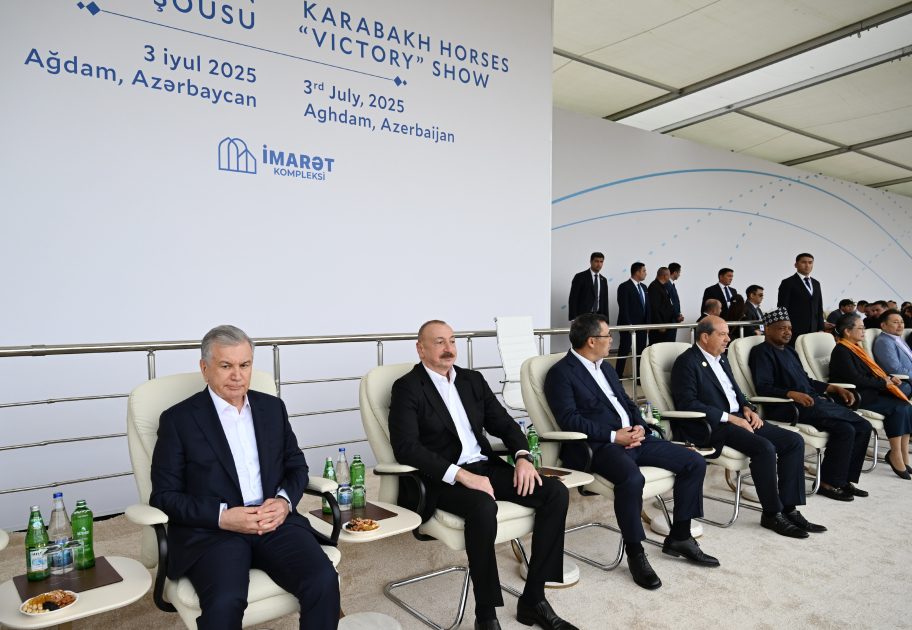 Prezident İlham Əliyev və ECO-nun 17-ci Zirvə görüşünün iştirakçıları Ağdamdakı “İmarət” Kompleksində Qarabağ atlarının “Zəfər” şousunu izləyiblər (FOTO/VİDEO)