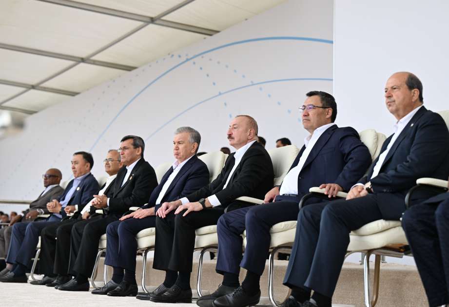 Prezident İlham Əliyev və ECO-nun 17-ci Zirvə görüşünün iştirakçıları Ağdamdakı “İmarət” Kompleksində Qarabağ atlarının “Zəfər” şousunu izləyiblər (FOTO/VİDEO)