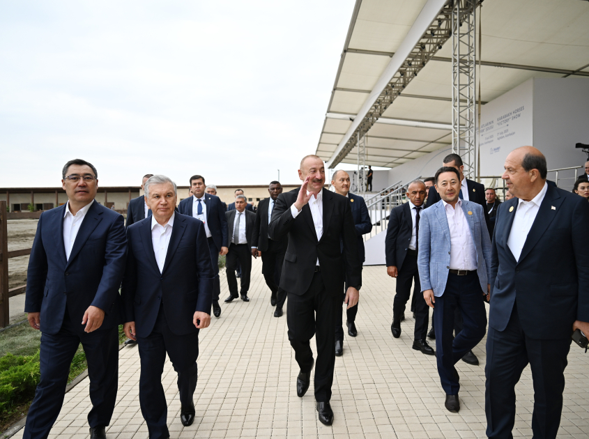 Prezident İlham Əliyev və ECO-nun 17-ci Zirvə görüşünün iştirakçıları Ağdamdakı “İmarət” Kompleksində Qarabağ atlarının “Zəfər” şousunu izləyiblər (FOTO/VİDEO)
