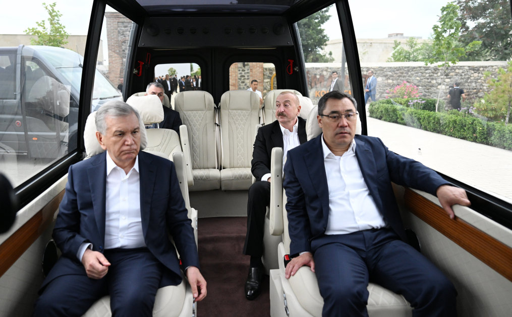 Prezident İlham Əliyev və ECO-nun 17-ci Zirvə görüşünün iştirakçıları Ağdamdakı “İmarət” Kompleksində Qarabağ atlarının “Zəfər” şousunu izləyiblər (FOTO/VİDEO)