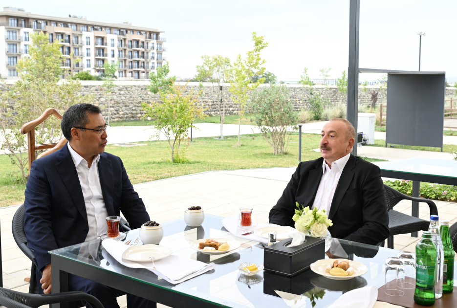 Prezident İlham Əliyev və ECO-nun 17-ci Zirvə görüşünün iştirakçıları Ağdamdakı “İmarət” Kompleksində Qarabağ atlarının “Zəfər” şousunu izləyiblər (FOTO/VİDEO)