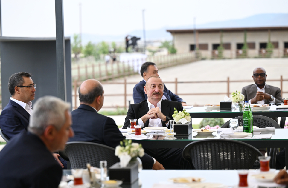 Prezident İlham Əliyev və ECO-nun 17-ci Zirvə görüşünün iştirakçıları Ağdamdakı “İmarət” Kompleksində Qarabağ atlarının “Zəfər” şousunu izləyiblər (FOTO/VİDEO)
