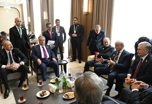 İƏT Zirvə görüşü çərçivəsində Prezident İlham Əliyev və tədbirdə iştirak edən ölkələrin liderləri çay süfrəsinə toplaşıblar (FOTO/VİDEO)