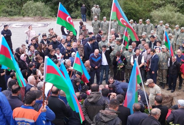 Kəlbəcərdə Birinci Qarabağ müharibəsində itkin düşmüş 3 şəhidin nəşinin qalıqları dəfn edildi (YENİLƏNİB) (FOTO)