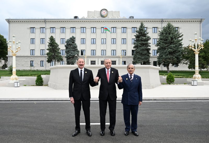 Prezident İlham Əliyevin Xankəndində Ərdoğan və Şahbaz Şəriflə səmimi söhbəti (FOTO/VİDEO)