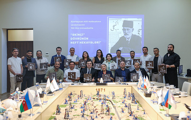 Jurnalistlər Balaxanı nefti ilə rəsm çəkdilər (FOTO)