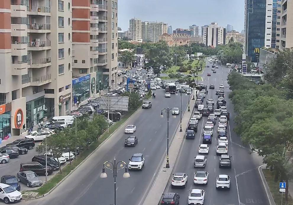 Paytaxtın bu ərazisində qəza: sıxlıq yaranıb (FOTO)