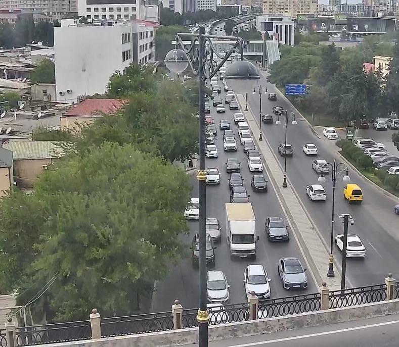 Paytaxtın bu ərazisində qəza: sıxlıq yaranıb (FOTO)