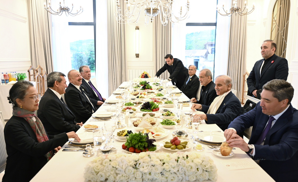 Şuşada Prezident İlham Əliyevin adından İqtisadi Əməkdaşlıq Təşkilatının 17-ci Zirvə görüşünün iştirakçılarının şərəfinə rəsmi nahar verilib (FOTO)