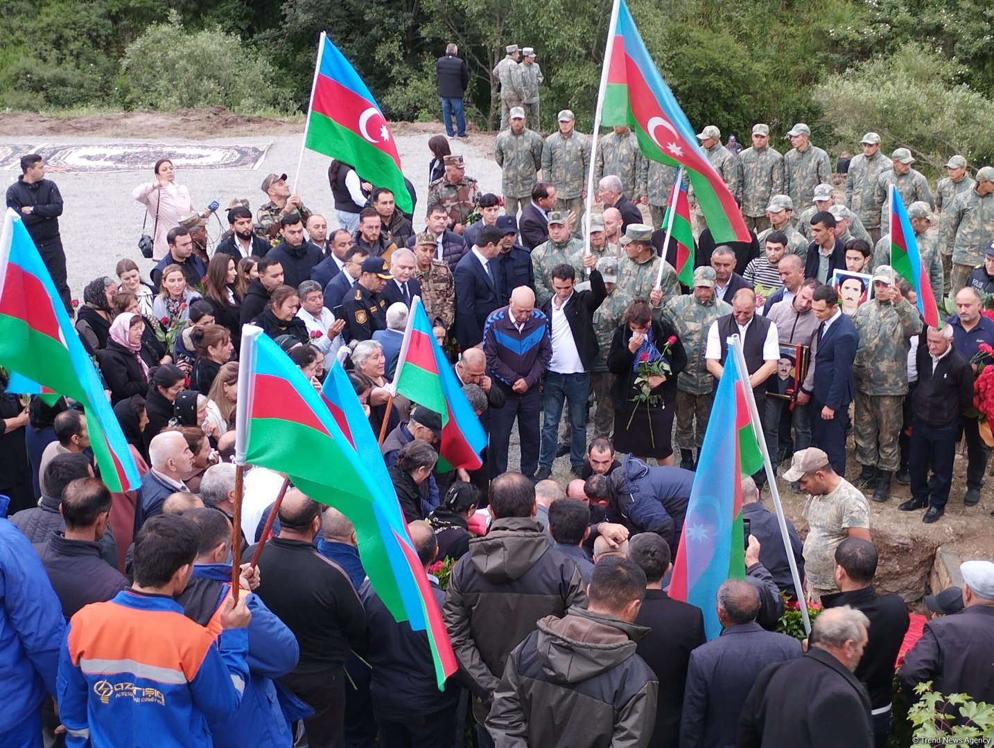 Kəlbəcərdə Birinci Qarabağ müharibəsində itkin düşmüş 3 şəhidin nəşinin qalıqları dəfn edildi (YENİLƏNİB) (FOTO)